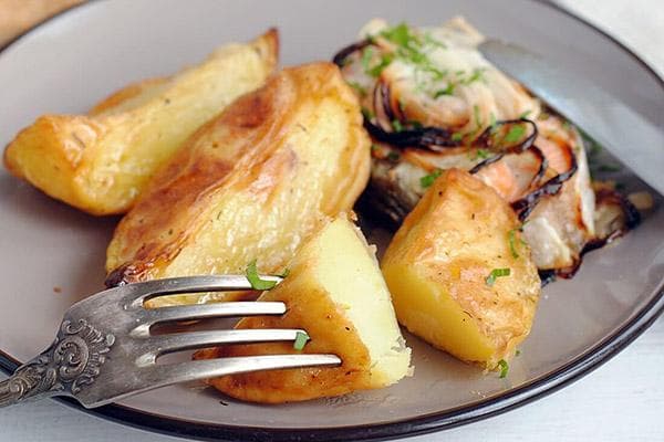 Bratkartoffeln mit Zwiebeln und Fisch