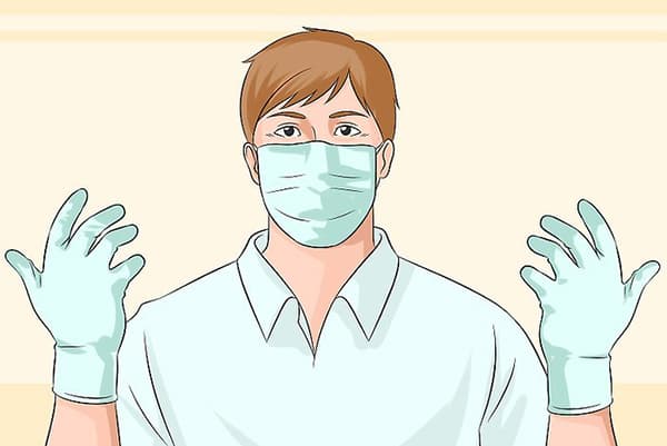 Mann mit Handschuhen und Schutzmaske