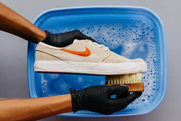 Reinigung der Sohle von Stoffschuhen