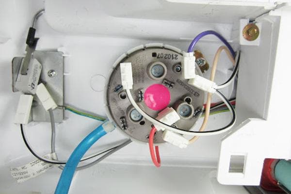 Der Druckschalter in der Waschmaschine
