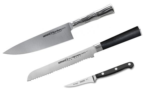 Drei Messer für die Küche: Kochmesser, Brotmesser und Gemüsemesser