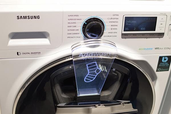 Waschmaschine mit der Möglichkeit, Wäsche während des Waschgangs nachzulegen