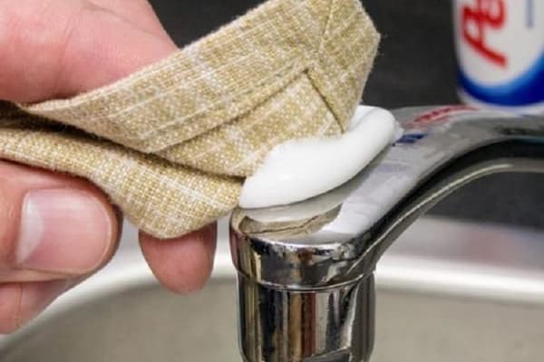 Reinigung des Wasserhahns in der Küche