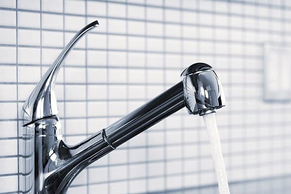 Sauberer Wasserhahn in der Küche