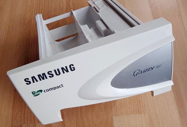 Aus der Waschmaschine entnommener Pulverbehälter