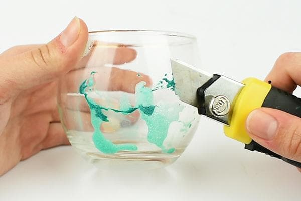 Mechanische Reinigung von Glas von Farbe