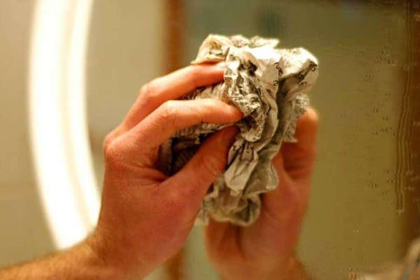Schlieren vom Spiegel mit Zeitung entfernen