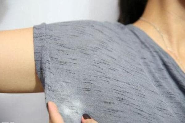 Deodorantfleck auf einem T-Shirt