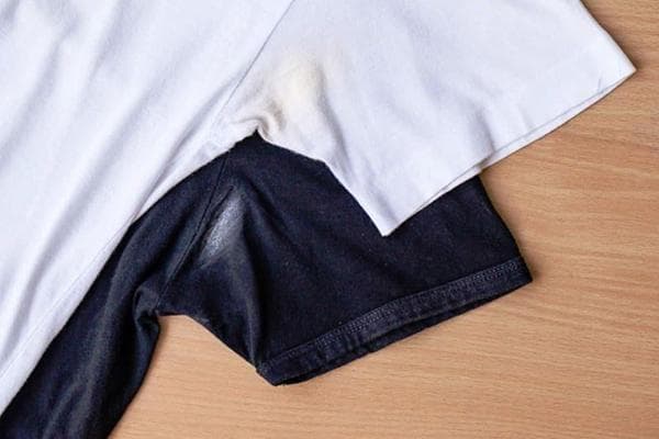Deodorant-Flecken auf weißen und schwarzen T-Shirts