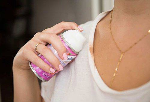 verschmutztes weißes T-Shirt mit Make-up-Foundation