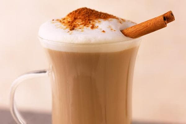 Latte mit Zimtstange