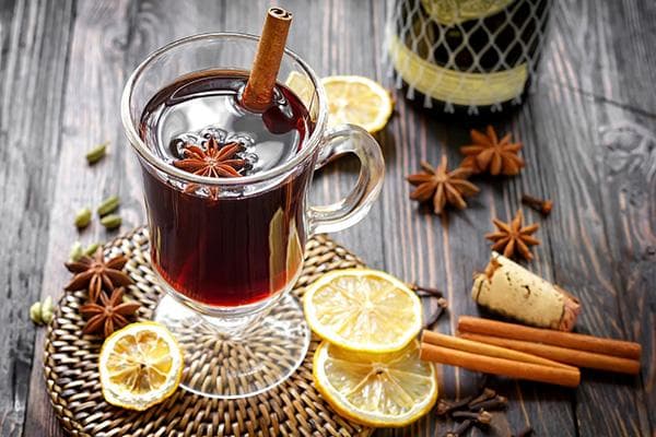 Glühwein mit einer Zimtstange