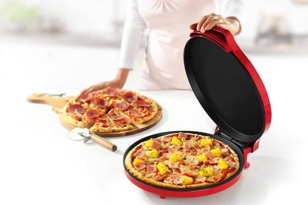 Zubereitung von Pizza im Pizzamacher
