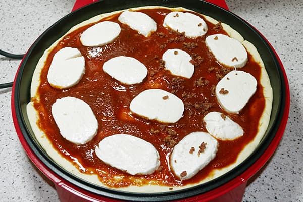 Pizza mit Mozzarella im Pizzamaker