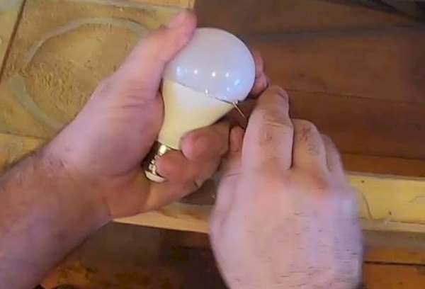 Die LED-Lampe zerlegen