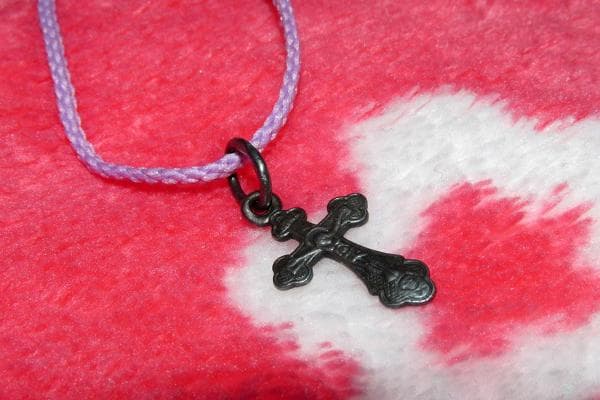 Angelaufenes silbernes Kreuz