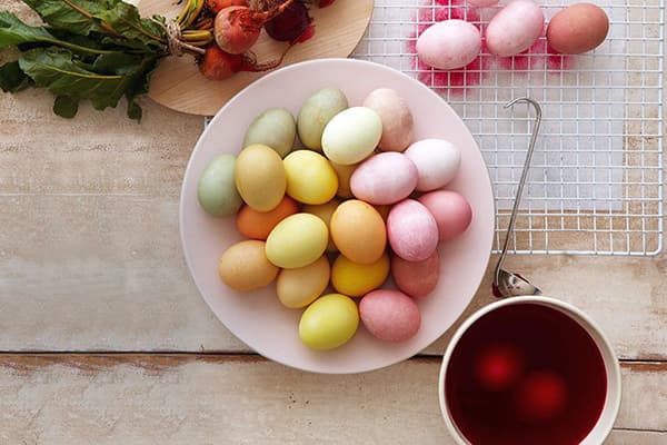 Eier, gefärbt mit pflanzlichen Farbstoffen