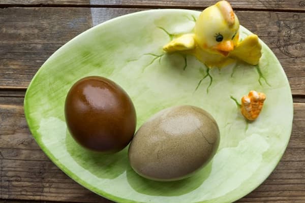 Mit Tee und Kaffee gefärbte Eier