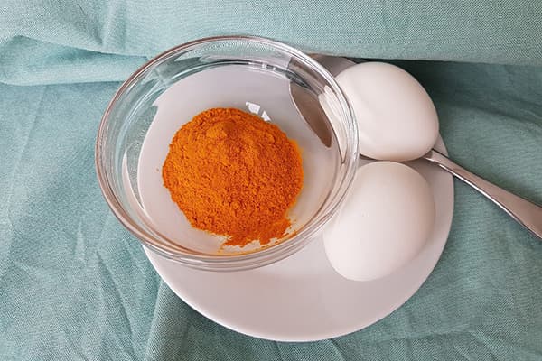 Eier und Kurkuma