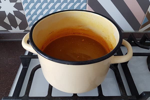 Topf mit Kurkuma-Aufguss