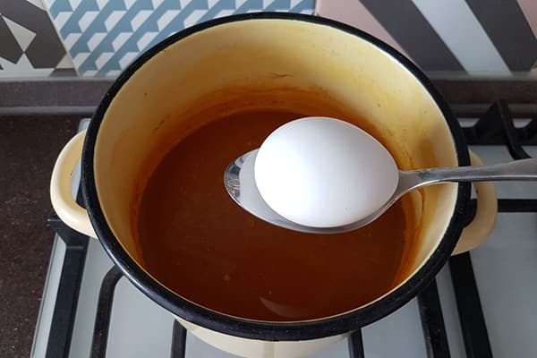 Weißes Ei vor dem Färben mit Kurkuma