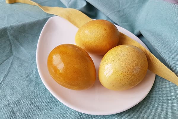 Mit Kurkuma gefärbte Eier