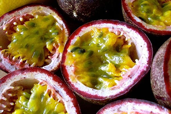 Aufgeschnittene Maracujas