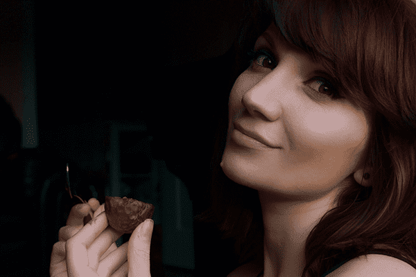 Frau isst eine Passionsfrucht