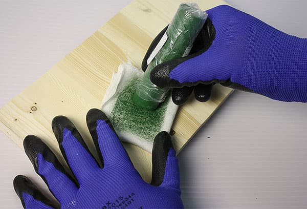 Auftragen der GOI-Paste auf den Stoff zum Polieren