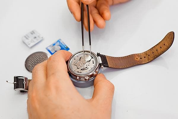 Batteriewechsel bei einer Armbanduhr
