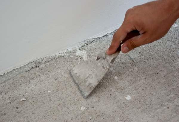 Reinigung des Betons für die Linoleumverklebung