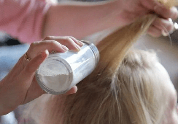 Puder als Trockenshampoo für die Haare