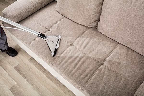 Reinigung des Sofas mit einem Waschsauger