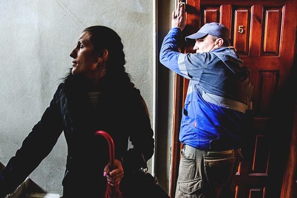 Ein Mitarbeiter der Hausverwaltung klingelt an der Wohnungstür.