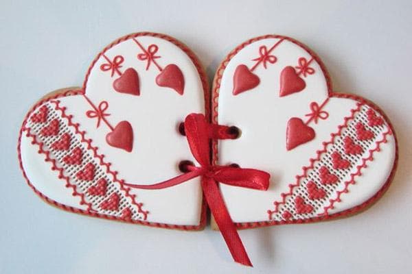 Zwei zusammengefügte Lebkuchen in Herzform zum 14. Februar