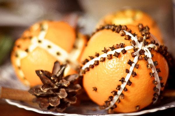 Mit Nelken verzierte Orangen