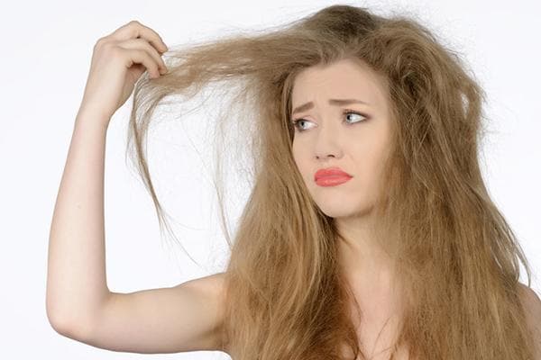 Verfilzte Haare einer jungen Frau