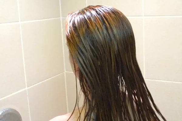 Eine Frau hat Öl auf ihr Haar aufgetragen