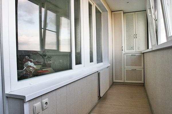 Balkon mit Einbaumöbeln