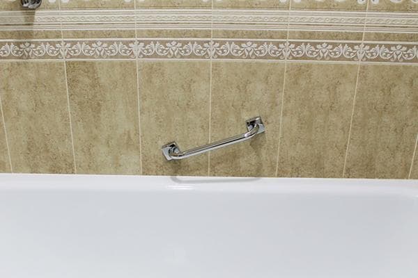 Haltegriff für ältere Menschen im Badezimmer