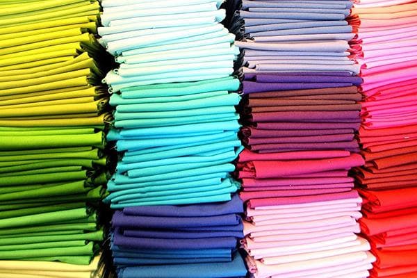 Stoffe in verschiedenen Farben