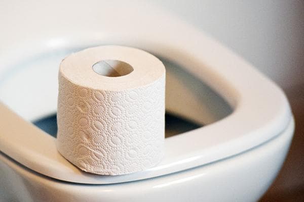 Toilettenpapier auf dem Toilettendeckel