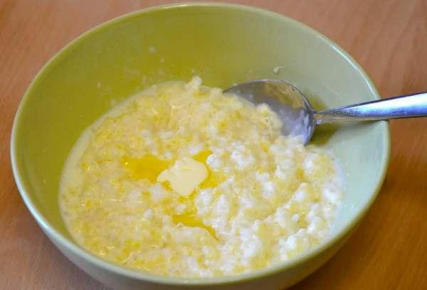 Hirse aus dem Beutel mit Milch 3