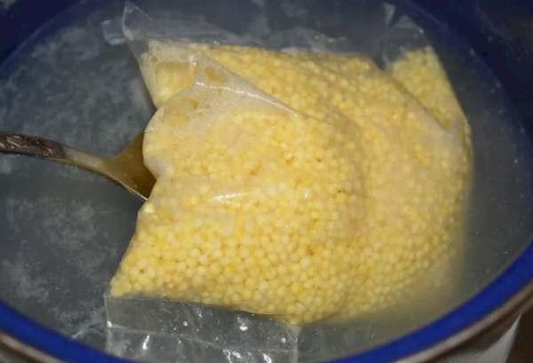 Hirse aus dem Beutel mit Milch