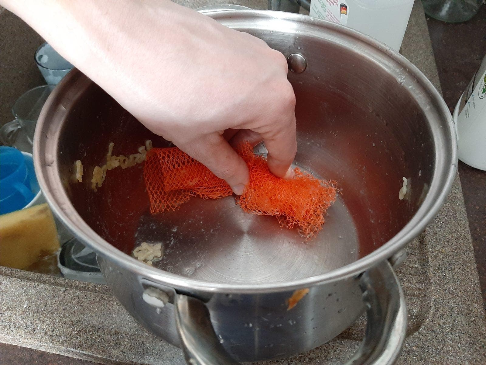 Wie macht man einen hervorragenden Waschlappen aus einem Gemüsenetz?