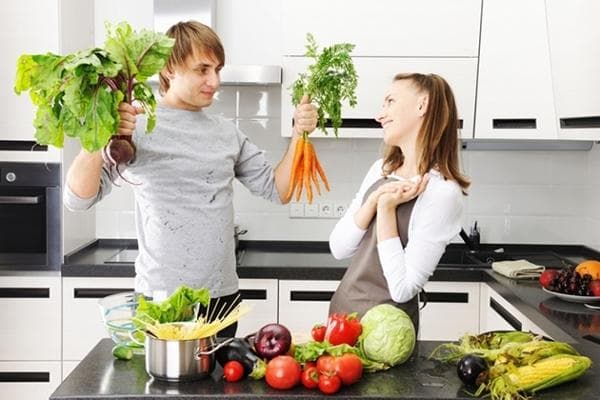 Vegetarier mit Lebensmittelvorrat
