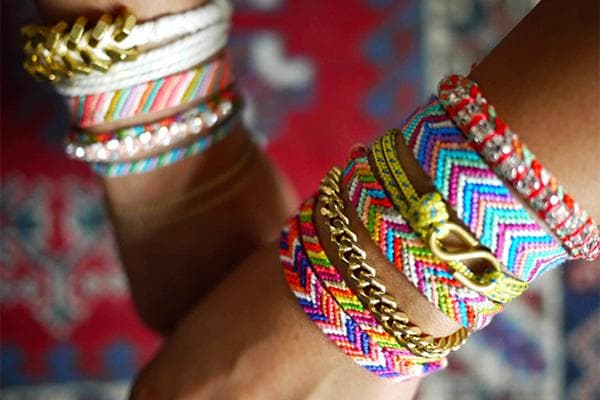 Bunte Armbänder aus Fäden