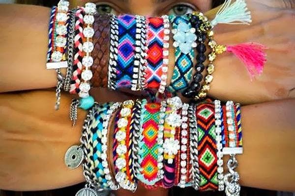 Bunte Armbänder an den Händen