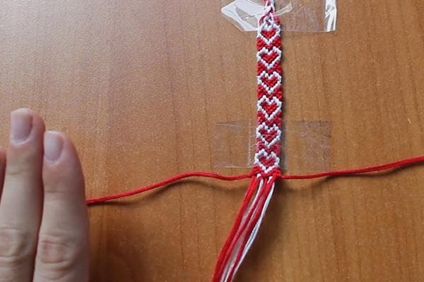 Flechten eines Freundschaftsbandes aus Fäden