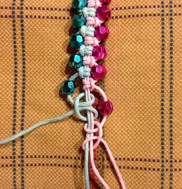 Armband aus Knoten mit Steinchen